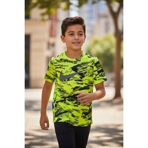 Nike center swoosh Boys Graphic dri-fit Yellow Size L Short Sleeve Sports Casual